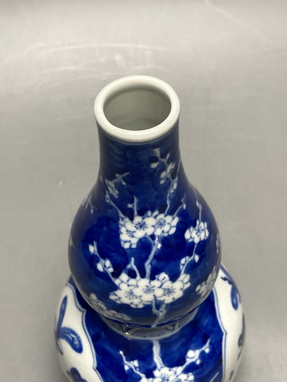 A Chinese blue and white double gourd vase, height 25cm